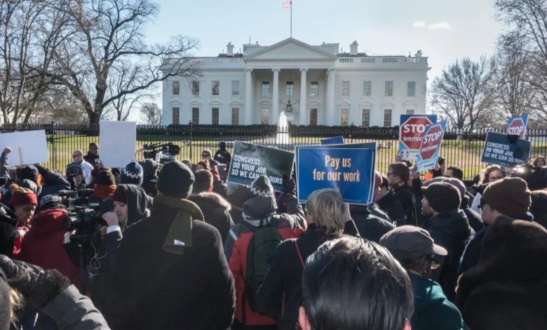 ABD'de kapanan hükümet büyük bir krize dönüştü: İşten atılan da var, ücretsiz izne çıkarılan da, maaşsız çalışan da