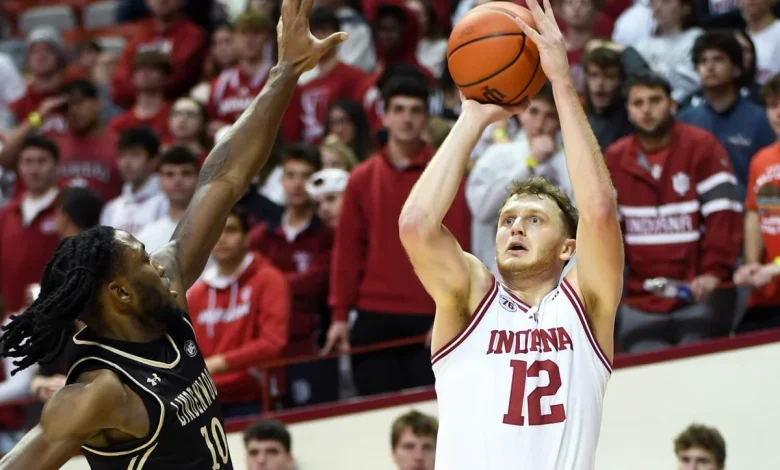 AP men’s basketball Top 25: Arizona climbs to No. 2, Kansas falls out, Indiana joins poll