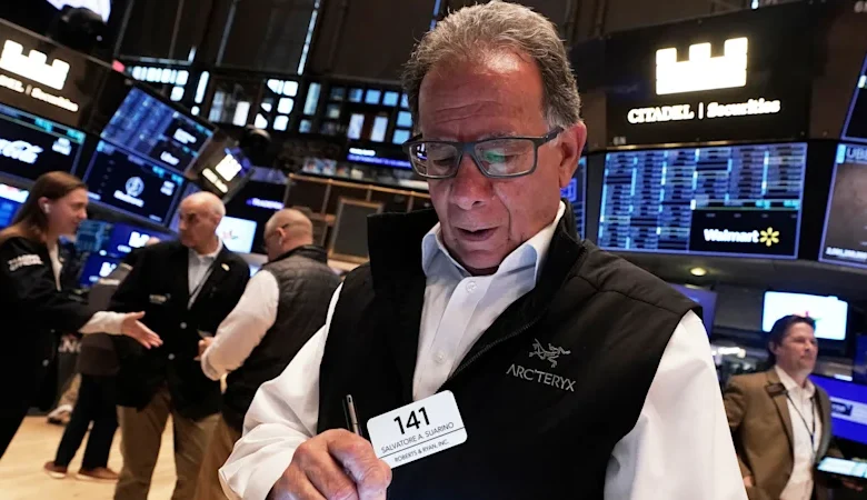 ASX closes in the red as Macquarie slumps; tech shares slide