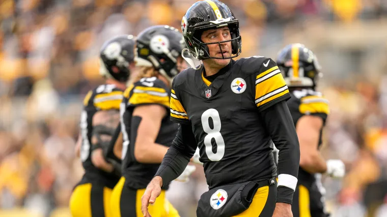 Aaron Rodgers' wild injury update includes flipping the bird, but only with his non-injured hand