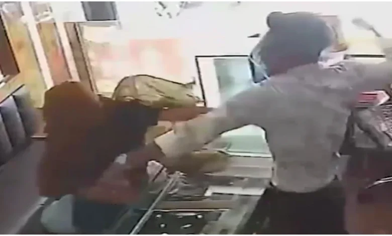Ahmedabad woman tries to rob jeweller with chilli powder, gets 17 slaps in 20 seconds