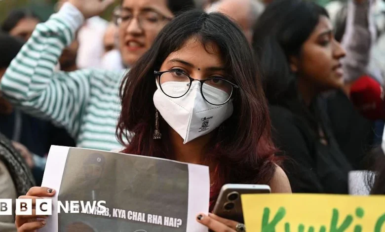 Air pollution: Hundreds protest in Delhi against toxic air