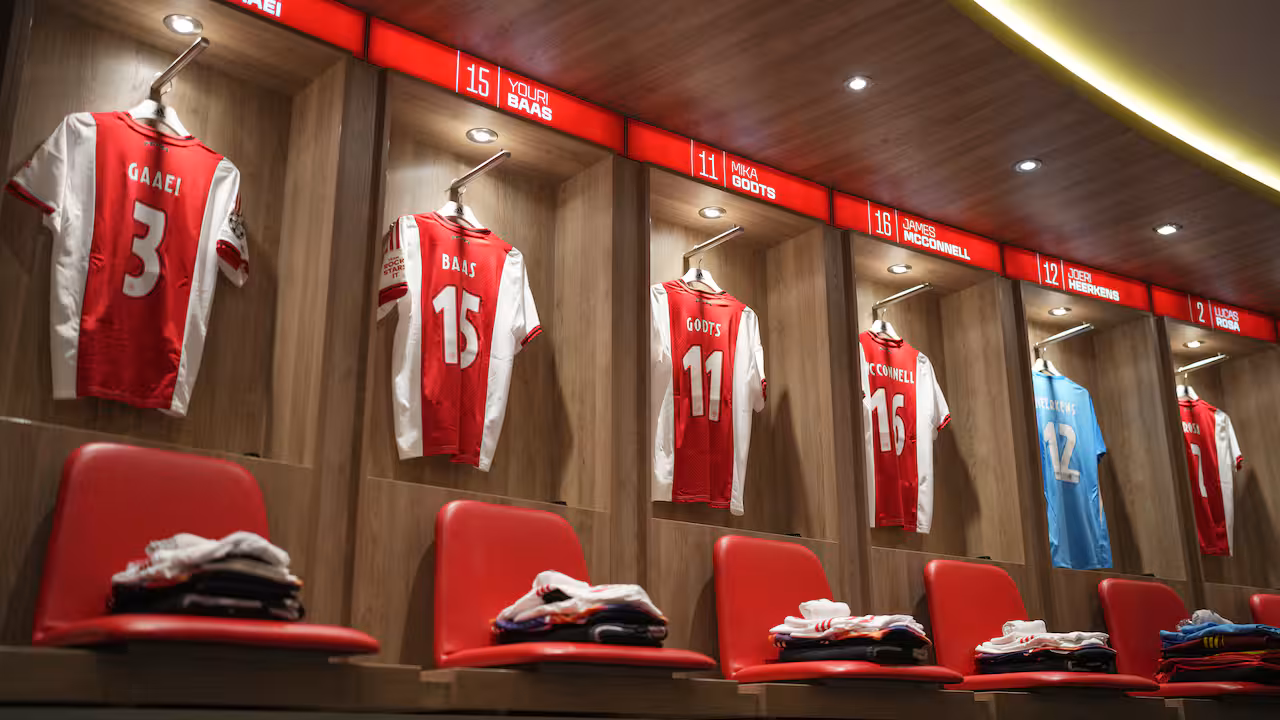 Ajax begint met Regeer als rechtsbuiten tegen Galatasaray, ook Mokio start