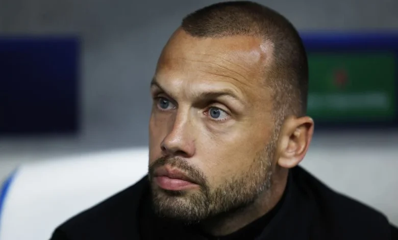 Ajax ontslaat trainer Heitinga, technisch directeur Kroes stelt functie beschikbaar