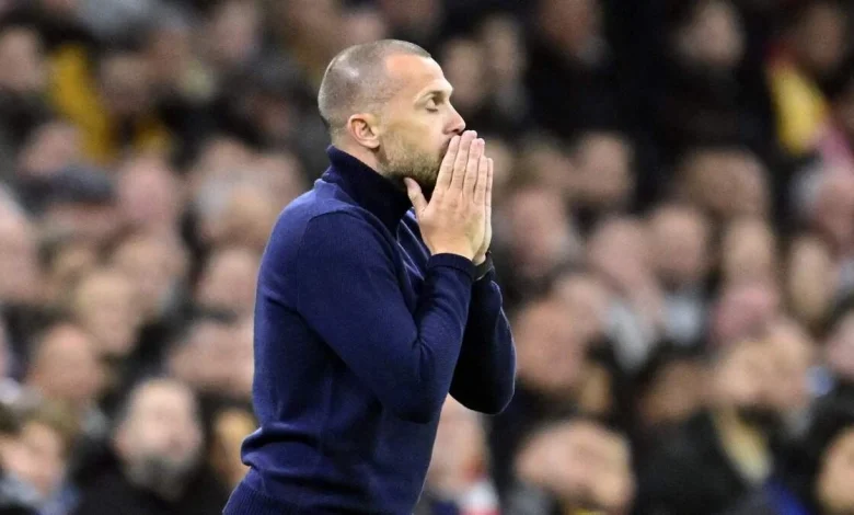 Ajax ontslaat trainer John Heitinga na slechte seizoensstart: ’Een pijnlijke beslissing’