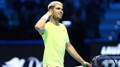 Alcaraz protagoniza una remontada espectacular, acercándose a las semifinales de las Finales ATP.