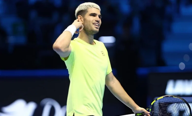 Alcaraz protagoniza una remontada espectacular, acercándose a las semifinales de las Finales ATP.