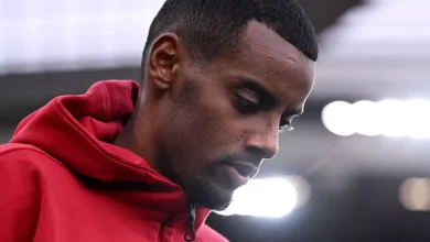 Alexander Isak at centre of disagreement as Hugo Ekitike backed - 'I'd be fuming'