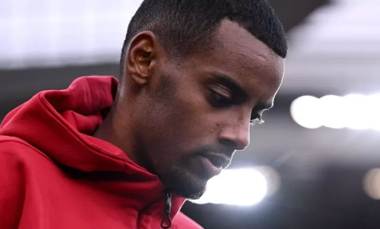Alexander Isak at centre of disagreement as Hugo Ekitike backed - 'I'd be fuming'