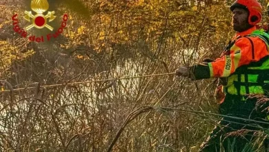 Alla guida della sua canoa rimane incagliato nelle acque melmose del Brenta
