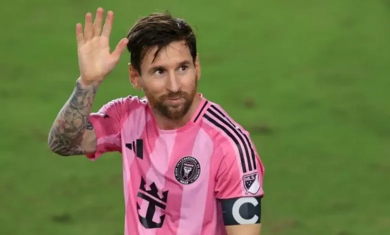 Angola: Lionel Messi welcomed as a hero (video)