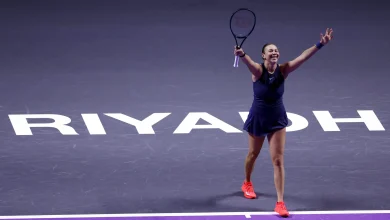 Anisimova outplays Swiatek down the stretch to earn WTA Finals semifinal berth