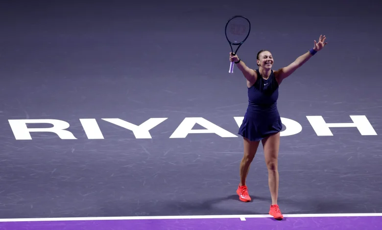 Anisimova outplays Swiatek down the stretch to earn WTA Finals semifinal berth