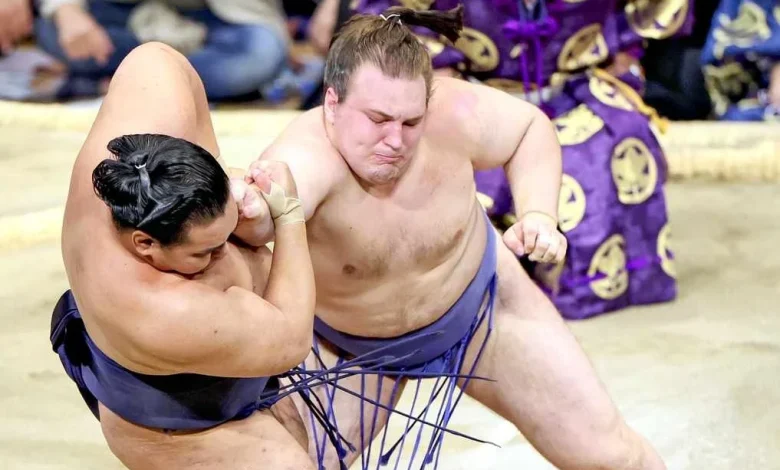 Aonishiki Stuns Hoshoryu to Keep Kyushu Title Hopes Alive