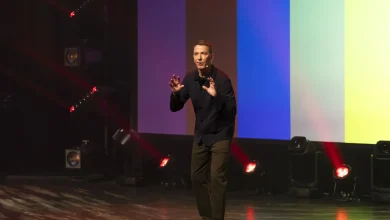 «Après seulement 32 ans d’absence sur scène»: il n’est jamais trop tard pour bien faire