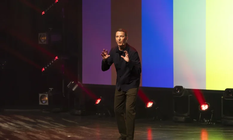 «Après seulement 32 ans d’absence sur scène»: il n’est jamais trop tard pour bien faire