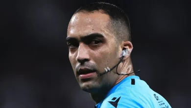 Árbitro Davi Lacerda Oliveira atrasa início de Fla x Flu por fumaça em campo no Maracanã