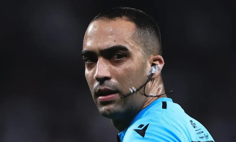 Árbitro Davi Lacerda Oliveira atrasa início de Fla x Flu por fumaça em campo no Maracanã