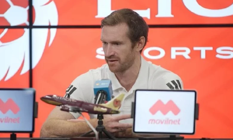 Aristeguieta mira hacia adelante