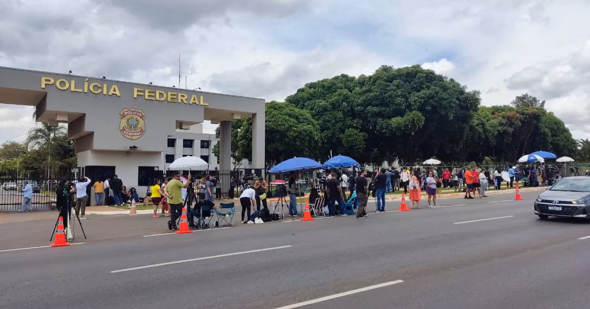 Armários, parede branca, frigobar ao lado da cama: vídeo mostra cela onde Bolsonaro está preso