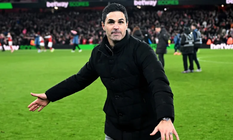 Arsenal lead 'three-horse race' for PL title