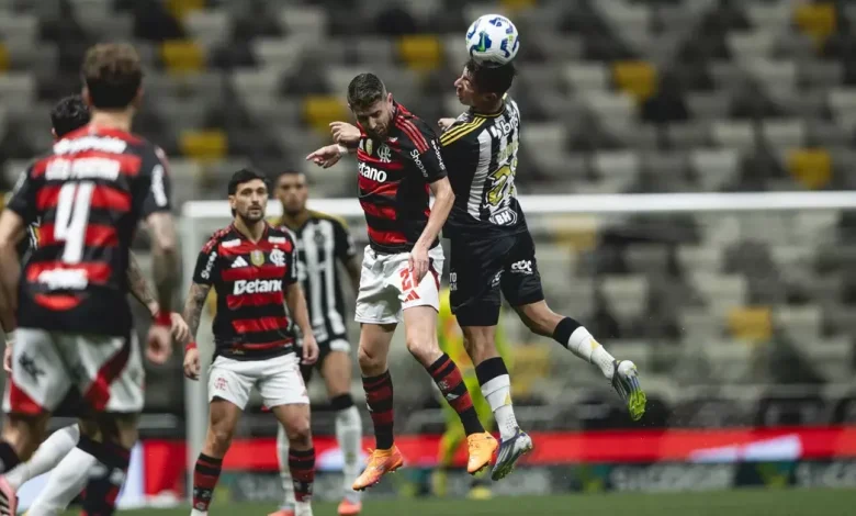Atlético-MG e Flamengo empatam em confronto que deixa a equipe carioca mais perto do título do campeonato Brasileiro