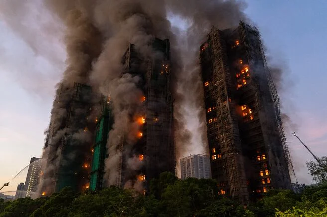 Au moins 13 morts dans l’incendie d’un complexe résidentiel à Hong Kong