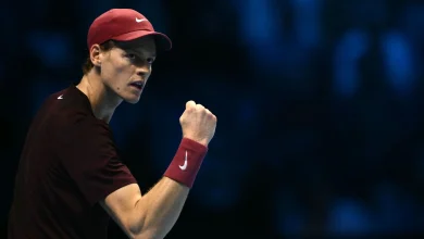 Auger-Aliassime lotta, ma poi si strappa: Sinner vince in 2 e va in testa al girone