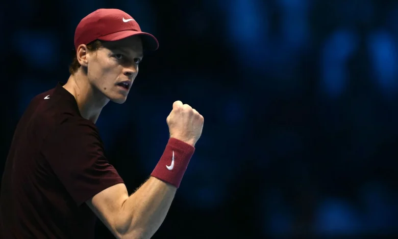 Auger-Aliassime lotta, ma poi si strappa: Sinner vince in 2 e va in testa al girone