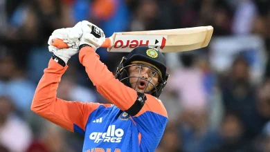 Australia wins the toss and fields against India after tribute to dead teenage cricketer