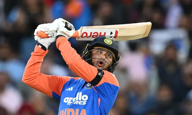 Australia wins the toss and fields against India after tribute to dead teenage cricketer