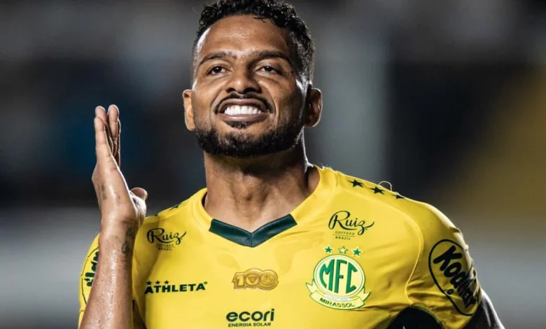 Autor de gol, Reinaldo analisa pênalti sofrido após falta de Neymar