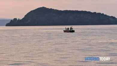 Barca da pesca in balia delle onde al lago di Bolsena, 39enne a bordo