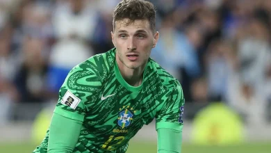 Bento acaba preocupando a torcida brasileira, e quase se complica com saídas fora da área