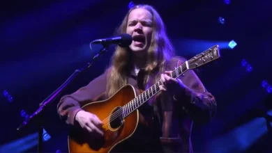 Billy Strings Sparks Full-Band "Smoke! Smoke! Smoke! (That Cigarette)", Blends Bill Monroe & Hendrix In Pittsburgh [Videos]