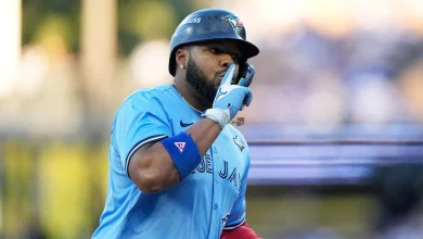 Blue Jays' Guerrero Jr. dons Marie-Philip Poulin jersey ahead of Game 7