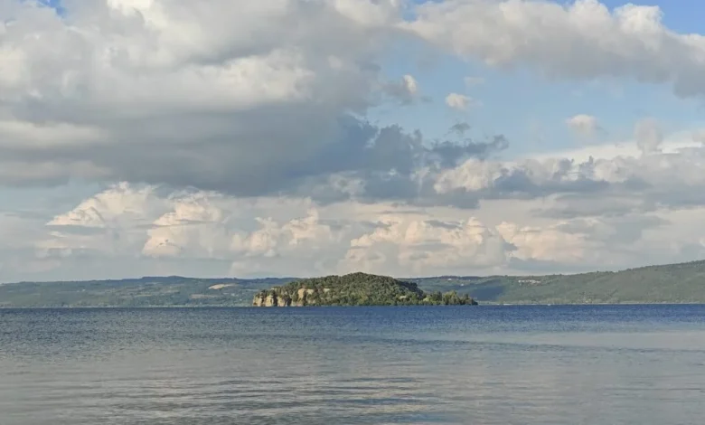 Bolsena - Pescatore bloccato in mezzo al lago durante il maltempo: salvato dai vigili del fuoco