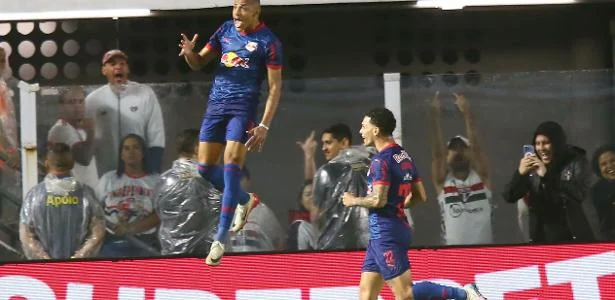 Bragantino vence na Vila e deixa São Paulo mais longe da Libertadores