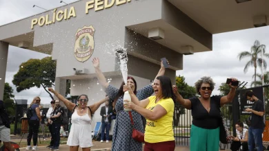 Brasília Hoje: Apoiadores de Lula celebram prisão de Bolsonaro com fogos de artifício, champanhe e trompetista