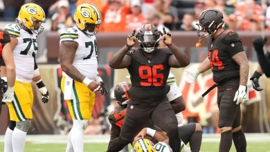 Browns defensive tackle Maliek Collins suffers leg injury; carted off