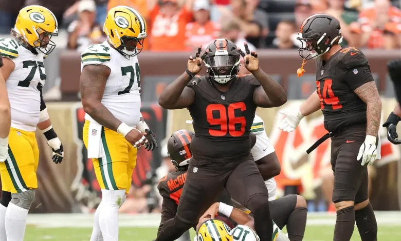 Browns defensive tackle Maliek Collins suffers leg injury; carted off