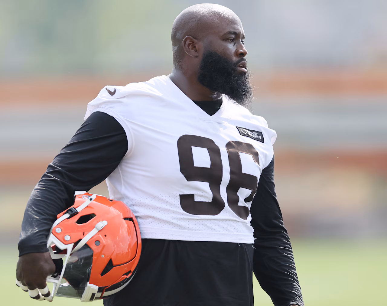 Browns defensive tackle carted off against 49ers with knee injury