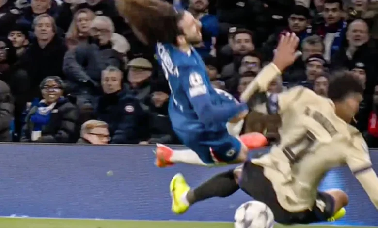 Burrull y la roja a Araújo: "La segunda amarilla es clara, se lleva por delante a Cucurella"