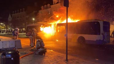 Bus van De Lijn gaat in de vlammen op nadat supporters van FC Barcelona Bengaals vuur afsteken