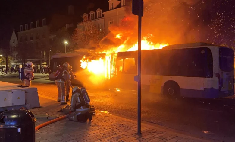 Bus van De Lijn gaat in de vlammen op nadat supporters van FC Barcelona Bengaals vuur afsteken