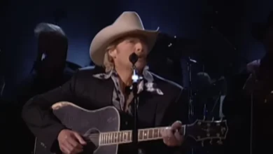 CMA Awards 2001: Alan Jackson Brings The Crowd To Tears With Debut Of “Where Were You (When The World Stopped Turning)”