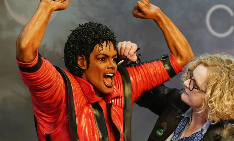 Cake artist creates life-size Thriller tribute to Michael Jackson on Halloween at Birmingham NEC