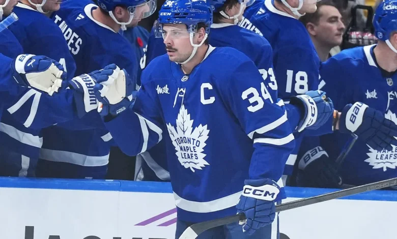 Can any other player score 900 goals?