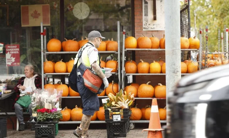 Canada Post rotating strikes could broaden as holiday season nears, labour analysts say