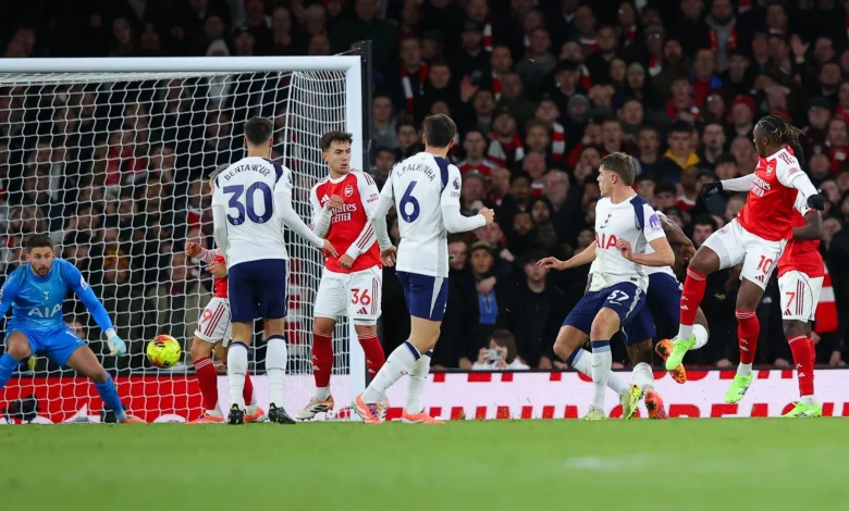 'Can’t believe what I’m seeing’ - Fans fume at Eze goal and ask ‘why no VAR?’